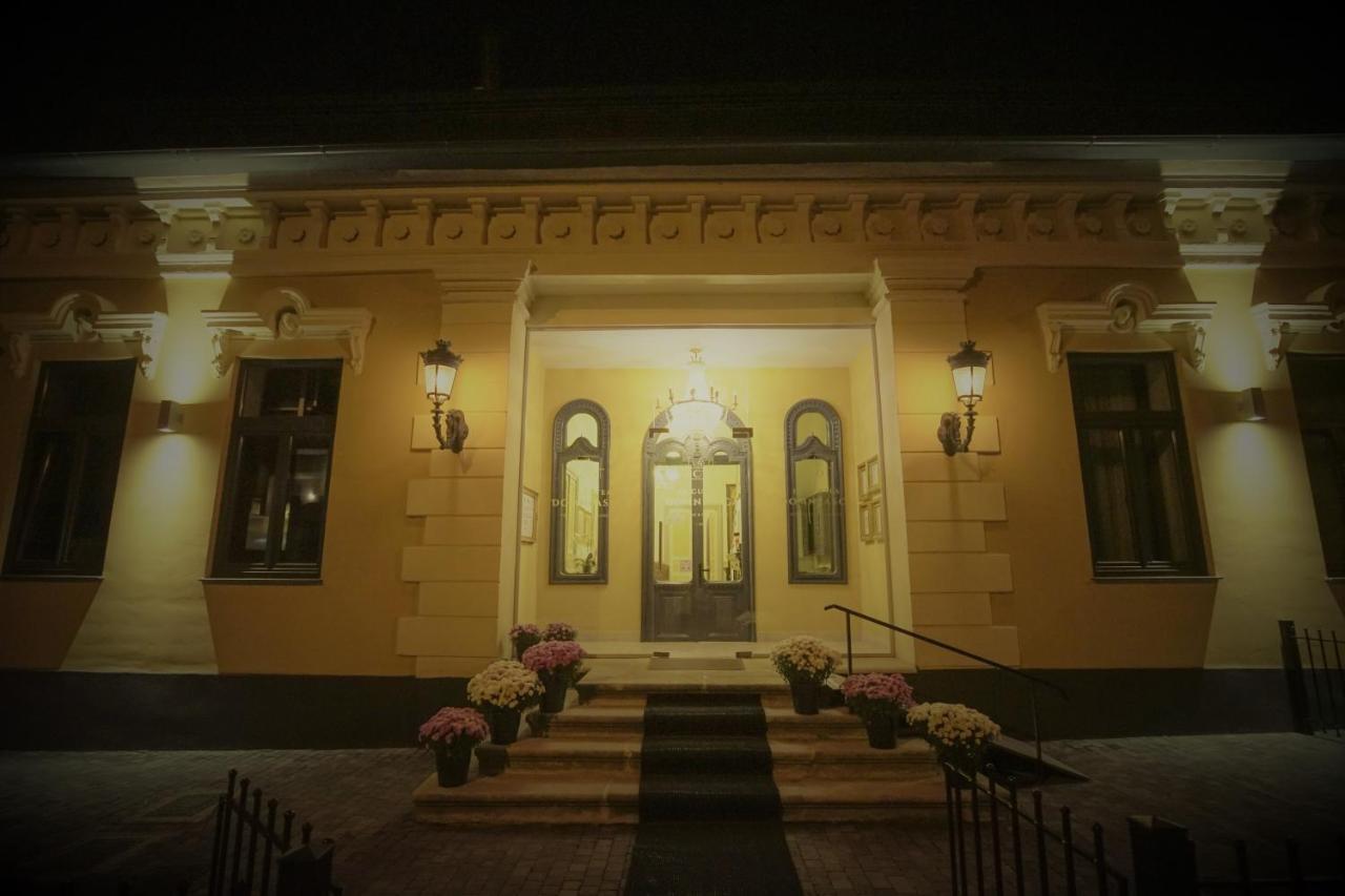 Готель La Curtea Domneasca П'ятра-Нямц Екстер'єр фото