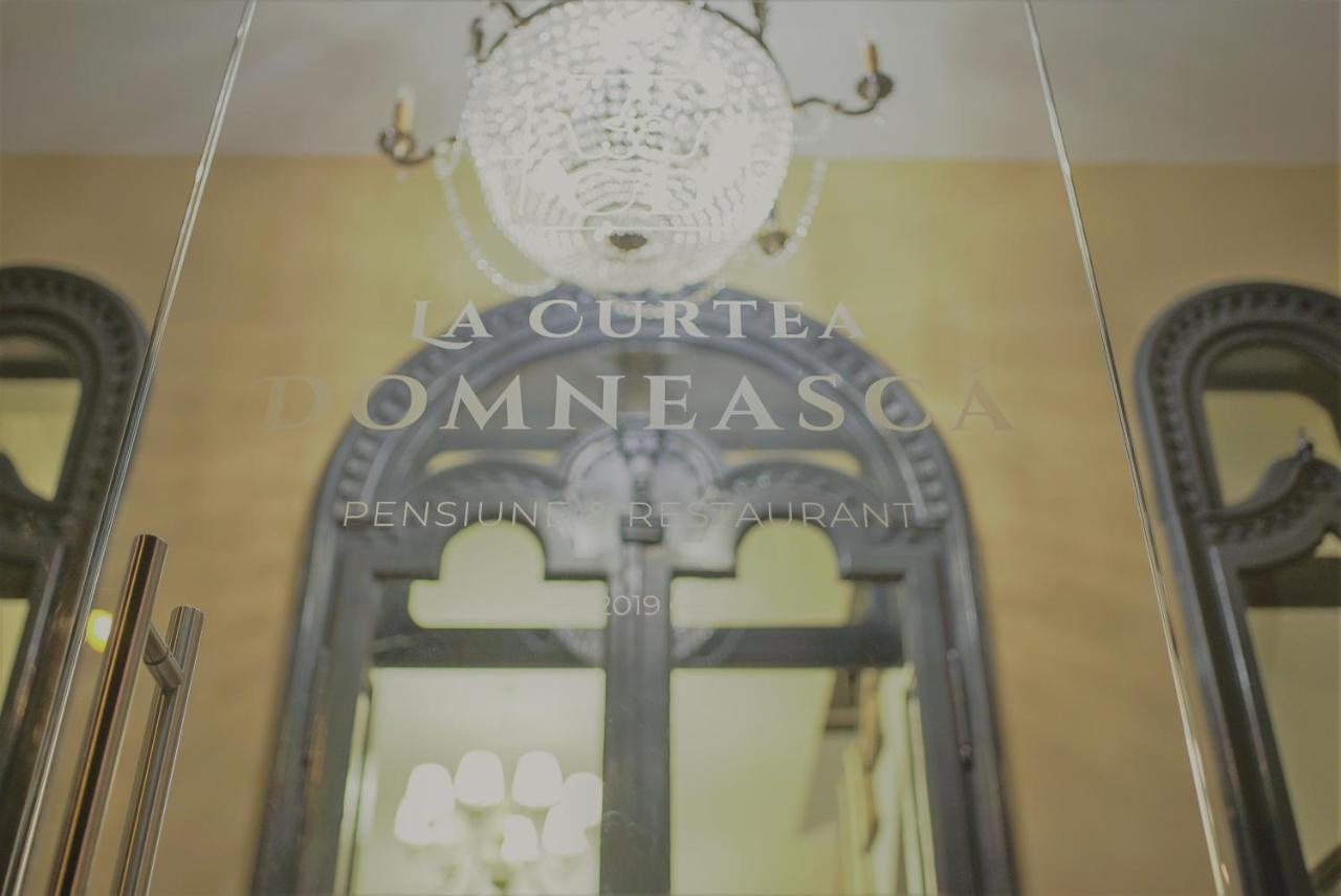 Готель La Curtea Domneasca П'ятра-Нямц Екстер'єр фото